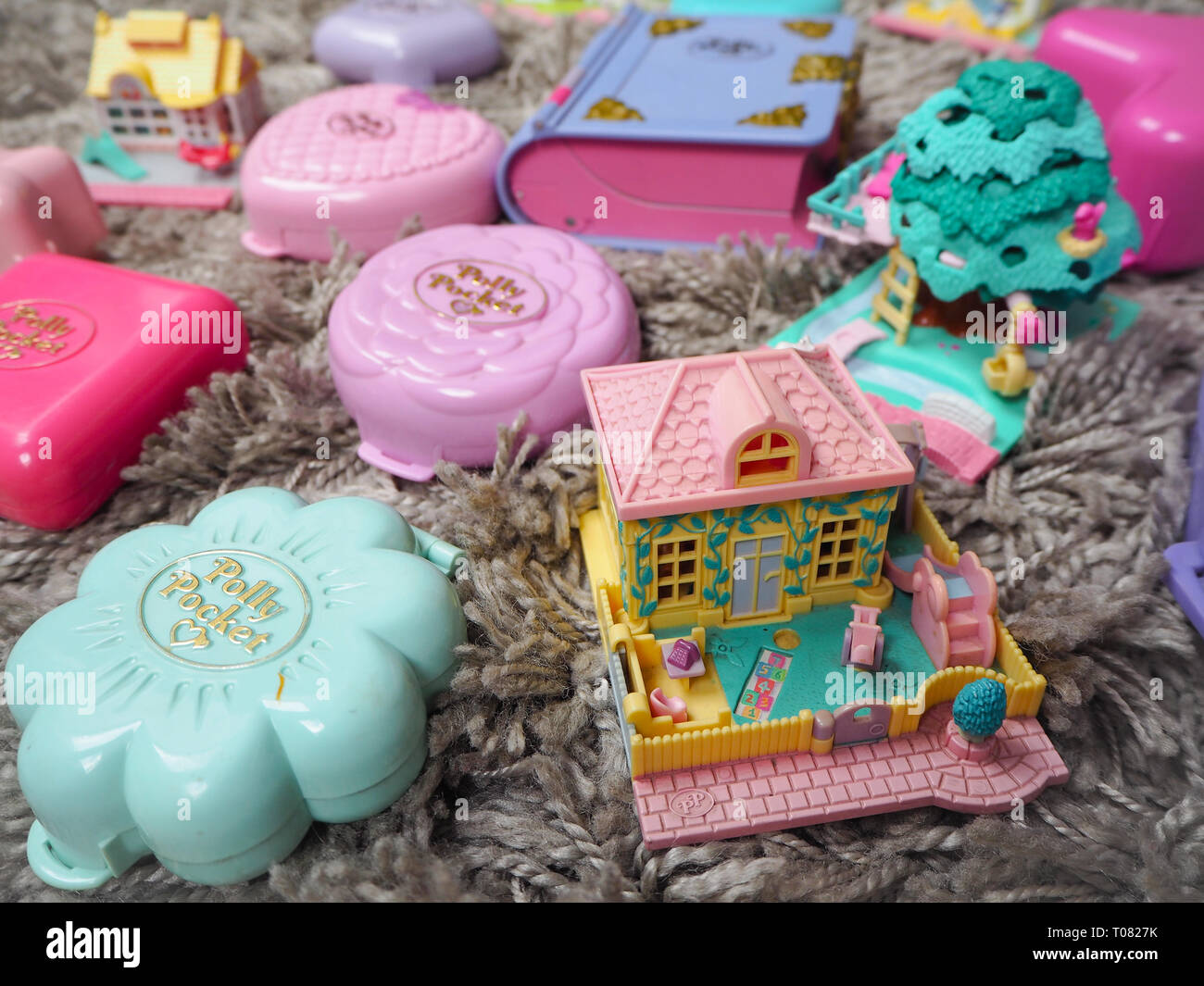 Marzo 2019 - Belgio raccolta di Polly Pocket, dollhouses in miniatura, che erano molto in voga negli anni novanta e sono ora ambita collectables Foto Stock