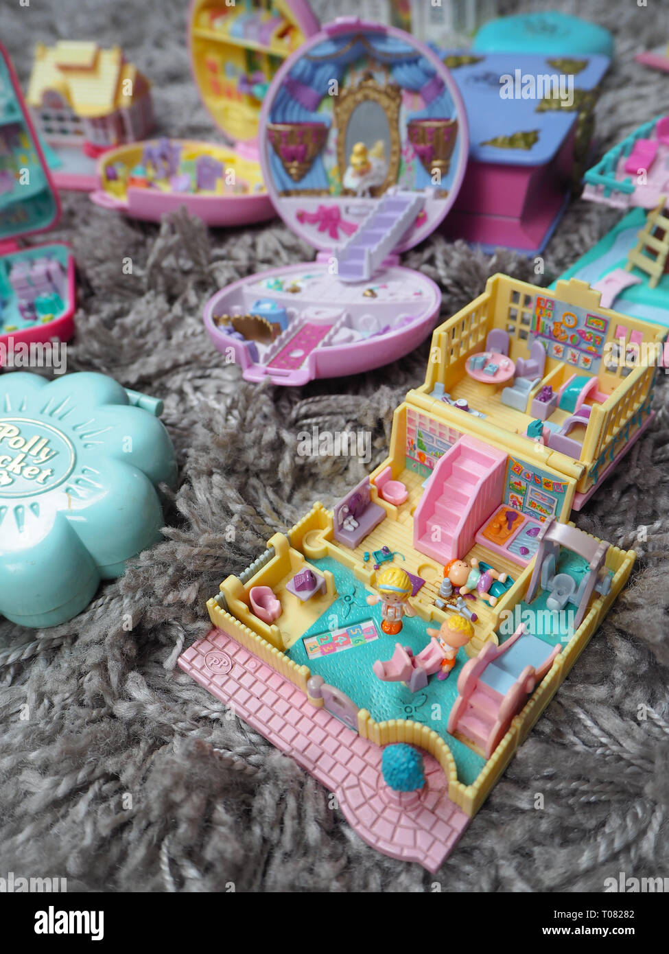Marzo 2019 - Belgio raccolta di Polly Pocket, dollhouses in miniatura, che erano molto in voga negli anni novanta e sono ora ambita collectables Foto Stock