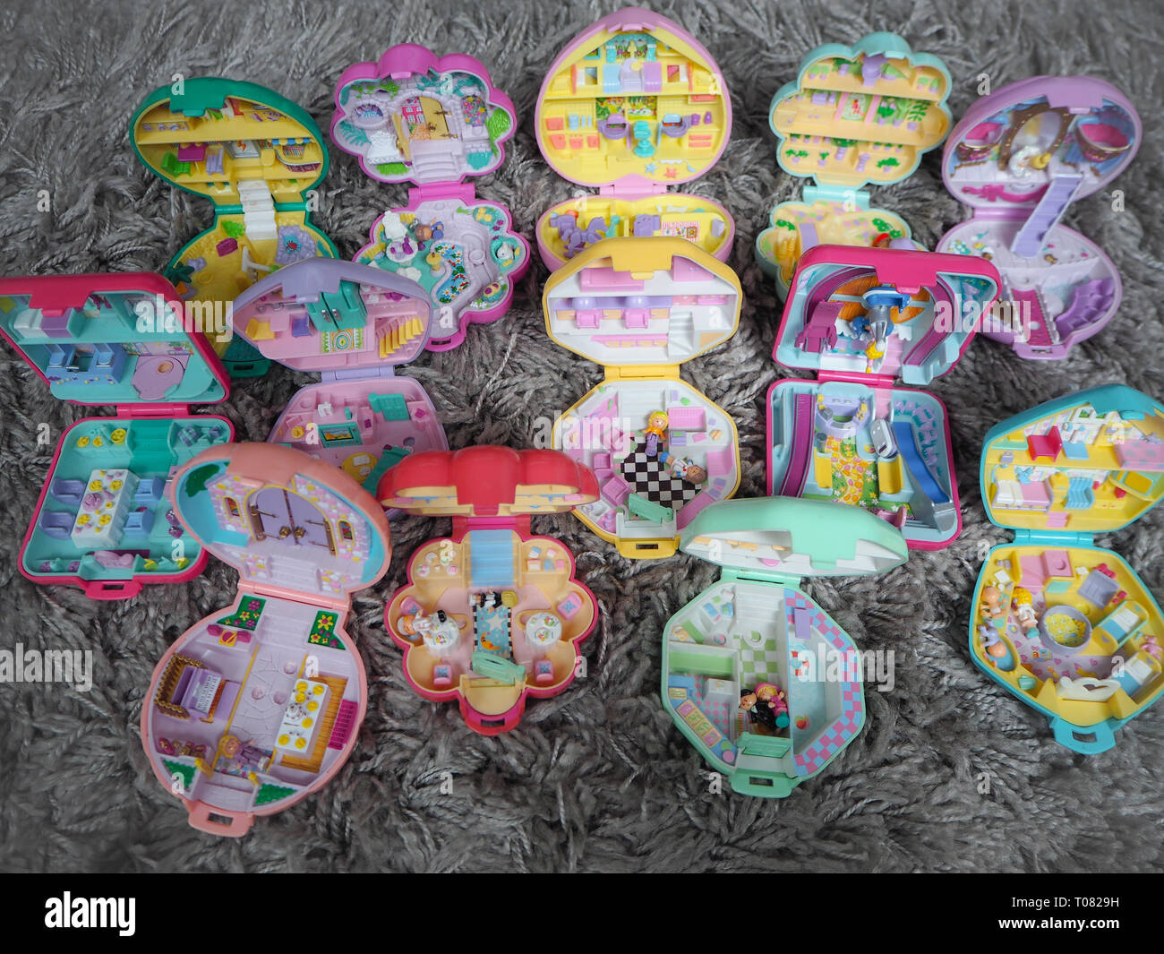 Marzo 2019 - Belgio raccolta di Polly Pocket, dollhouses in miniatura, che erano molto in voga negli anni novanta e sono ora ambita collectables Foto Stock