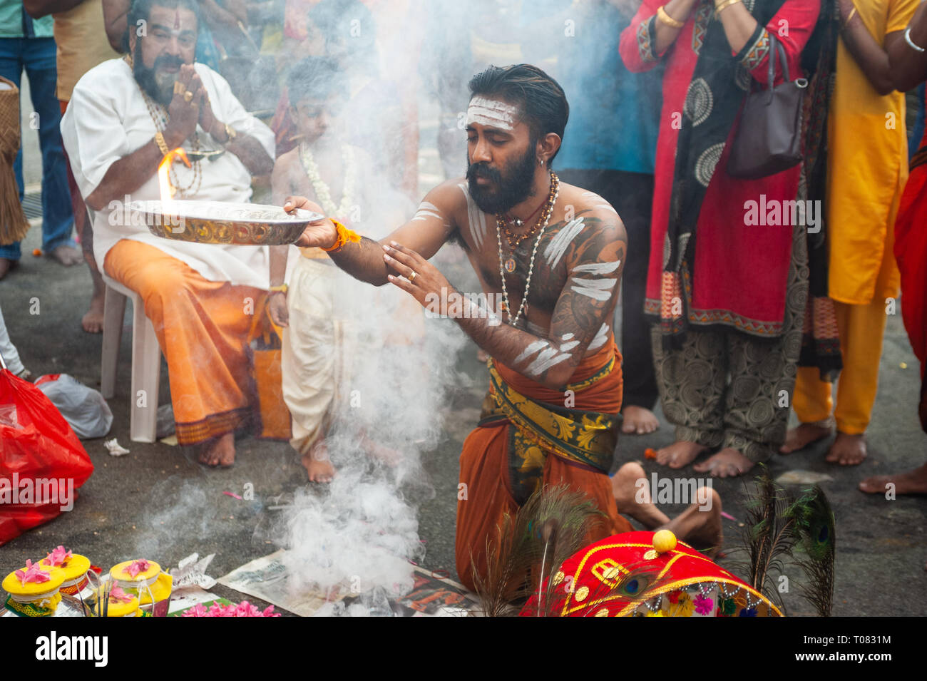 21.01.2019, Singapore, Singapore, Singapore - un devoto Hindu si prepara per la processione presso il festival di Thaipusam in Sri Srinivasa Perumal Temple Foto Stock