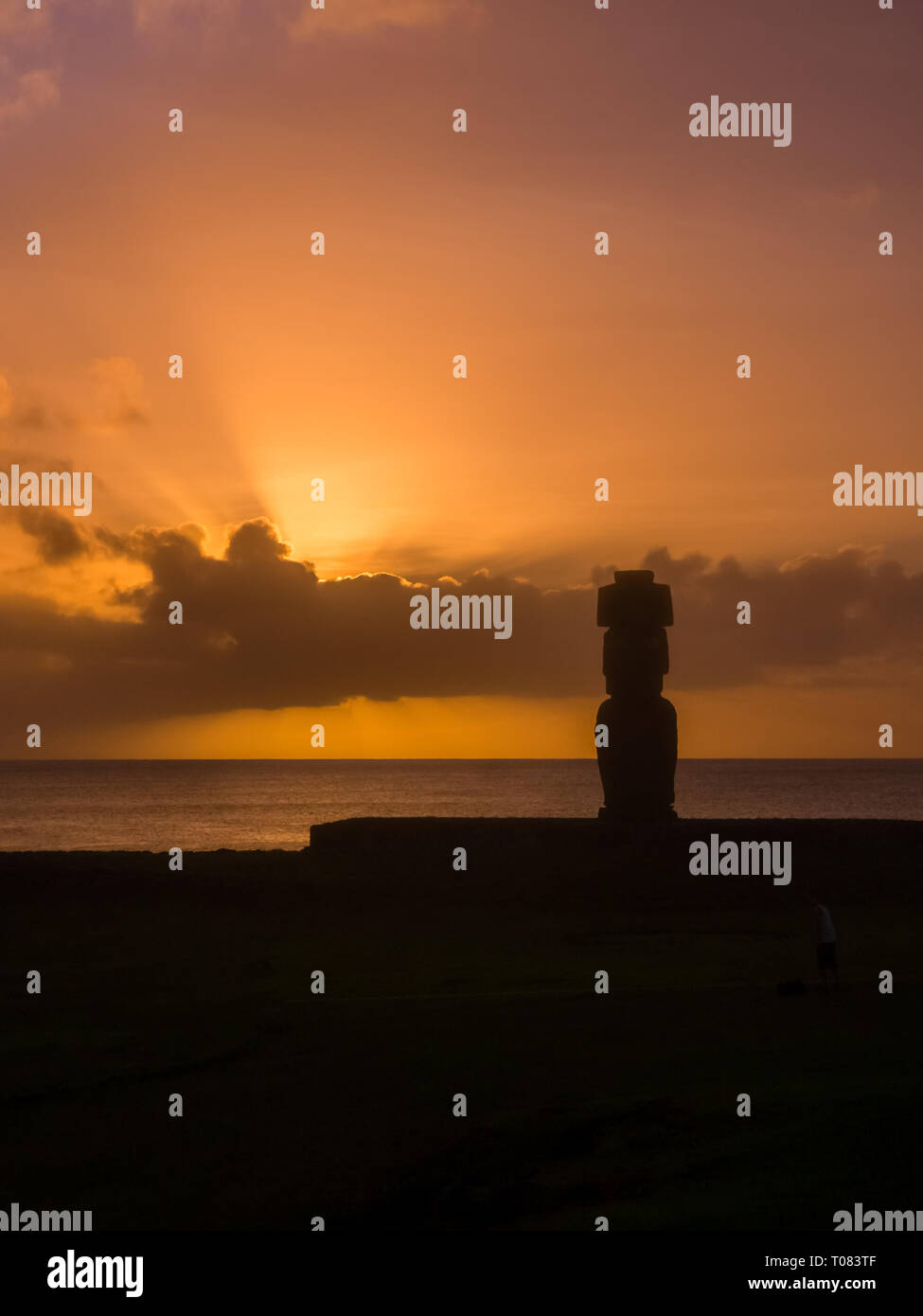 Moai di Ahu Tahai durante il tramonto nell isola di pasqua, Cile, America del Sud. Hanga Roa city Foto Stock