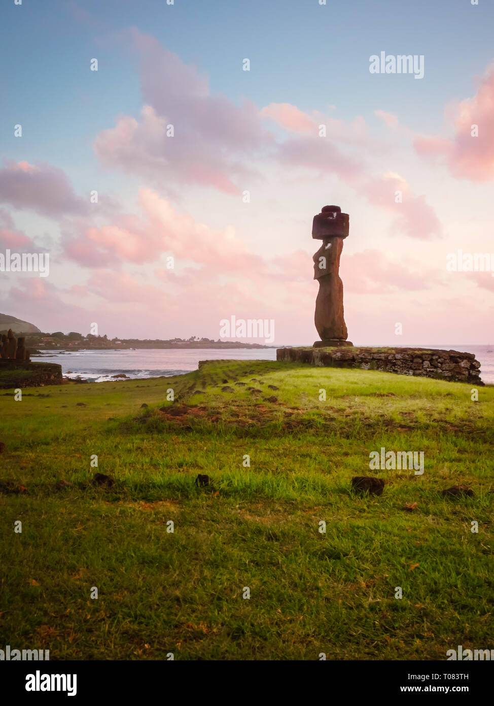 Moai di Ahu Tahai in Hanga Roa, capitale dell'isola di pasqua durante il tramonto Foto Stock