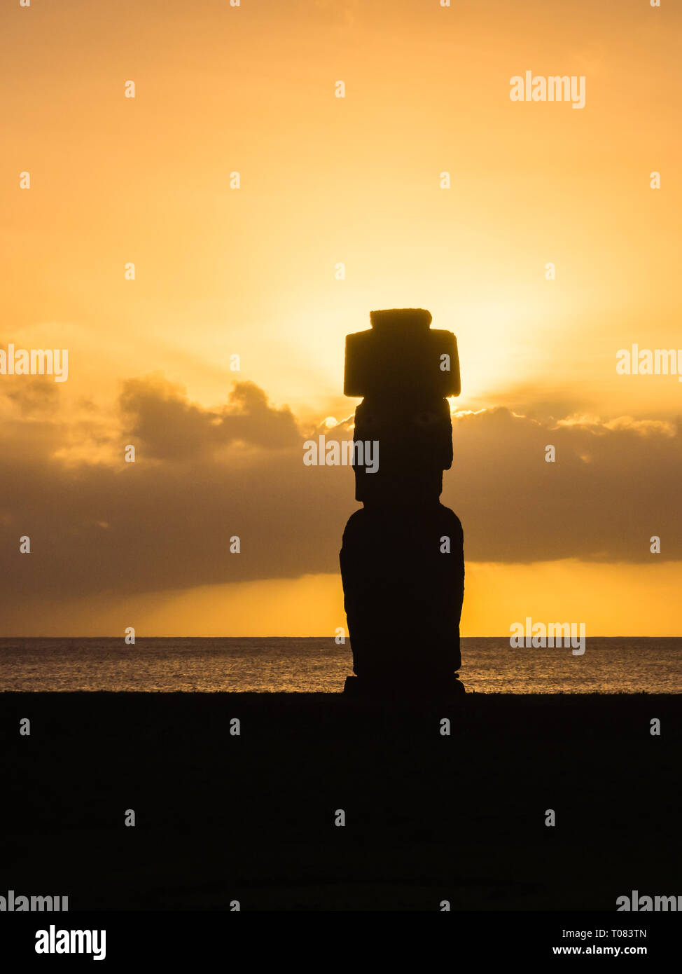Moai silhouette durante il tramonto nell isola di pasqua in tahai ahu tahai Foto Stock