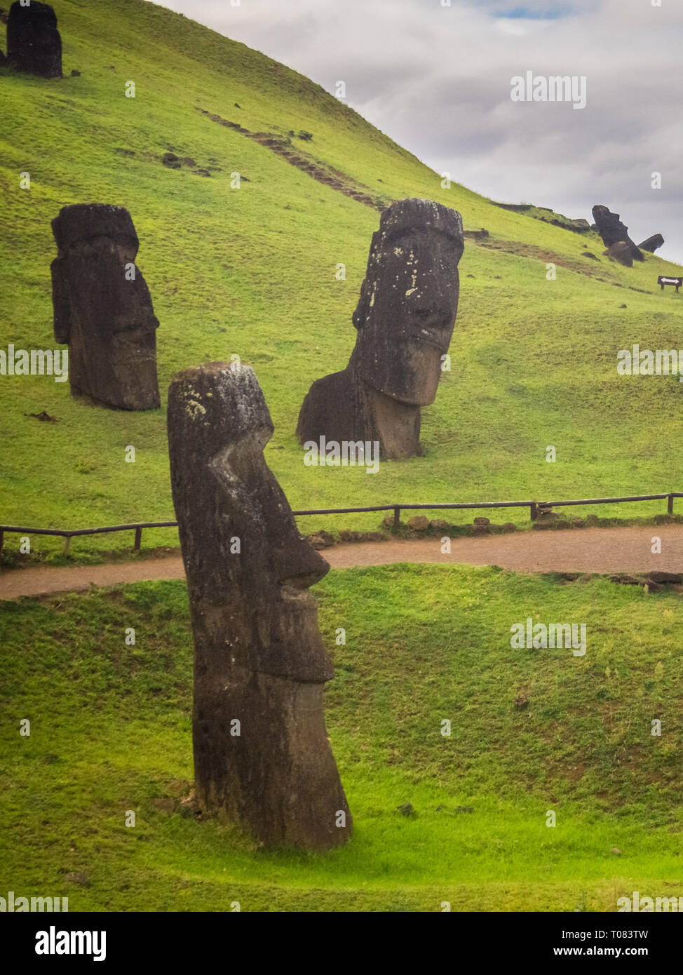 Moais statue in Rano Rarako vulcano, l'isola di pasqua. Sepolto moais in Rapa Nui Isola, Cile Foto Stock