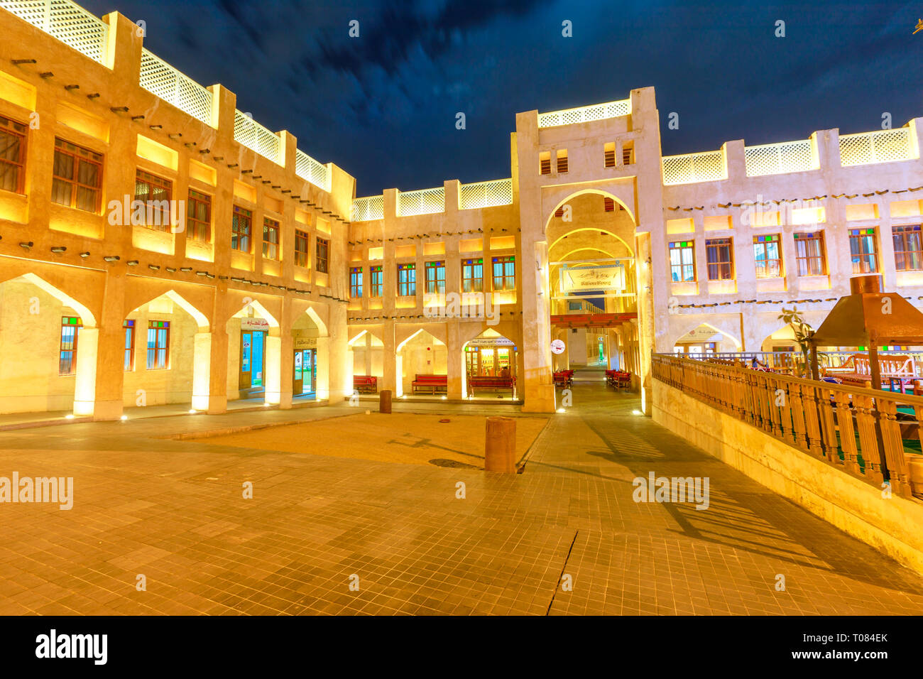 Doha, Qatar - 18 Febbraio 2019: facciata del centro storico di Falcon Souq edificio vicino Souq Waqif, un mercato di vendita falcon vivono uccelli e attrezzature di falconeria Foto Stock