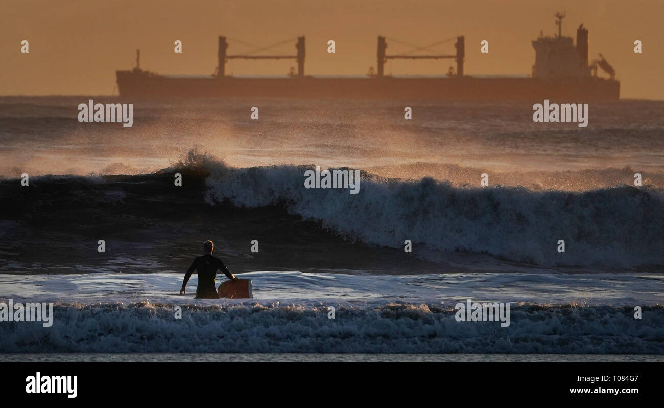 Una nave da carico sulle rocce in mare mosso nel Mare del Nord al largo della costa di Tynemouth. Foto Stock