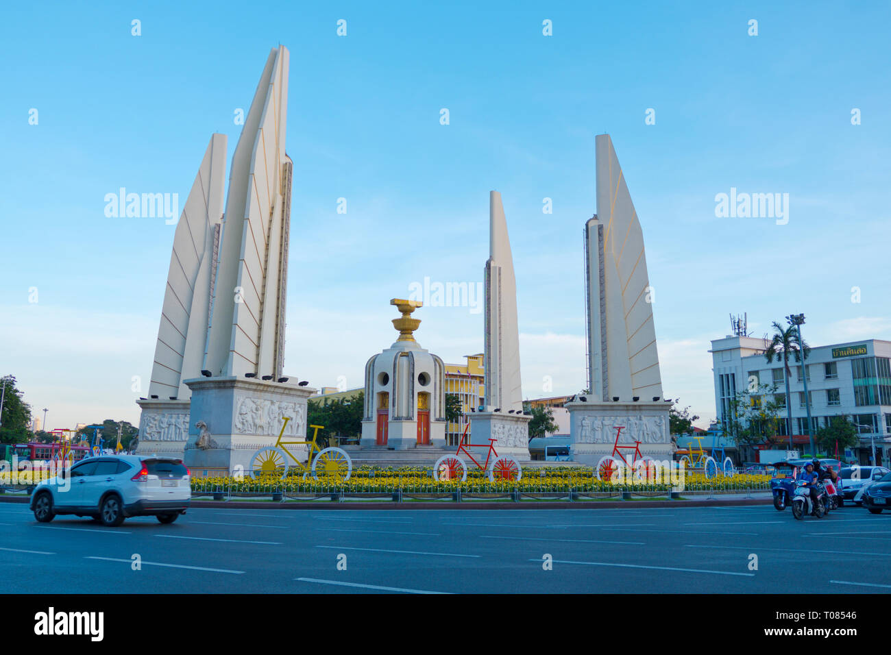 La democrazia monumento, Thanon Ratchadamnoen Klang, Banglamphu, Bangkok, Thailandia Foto Stock