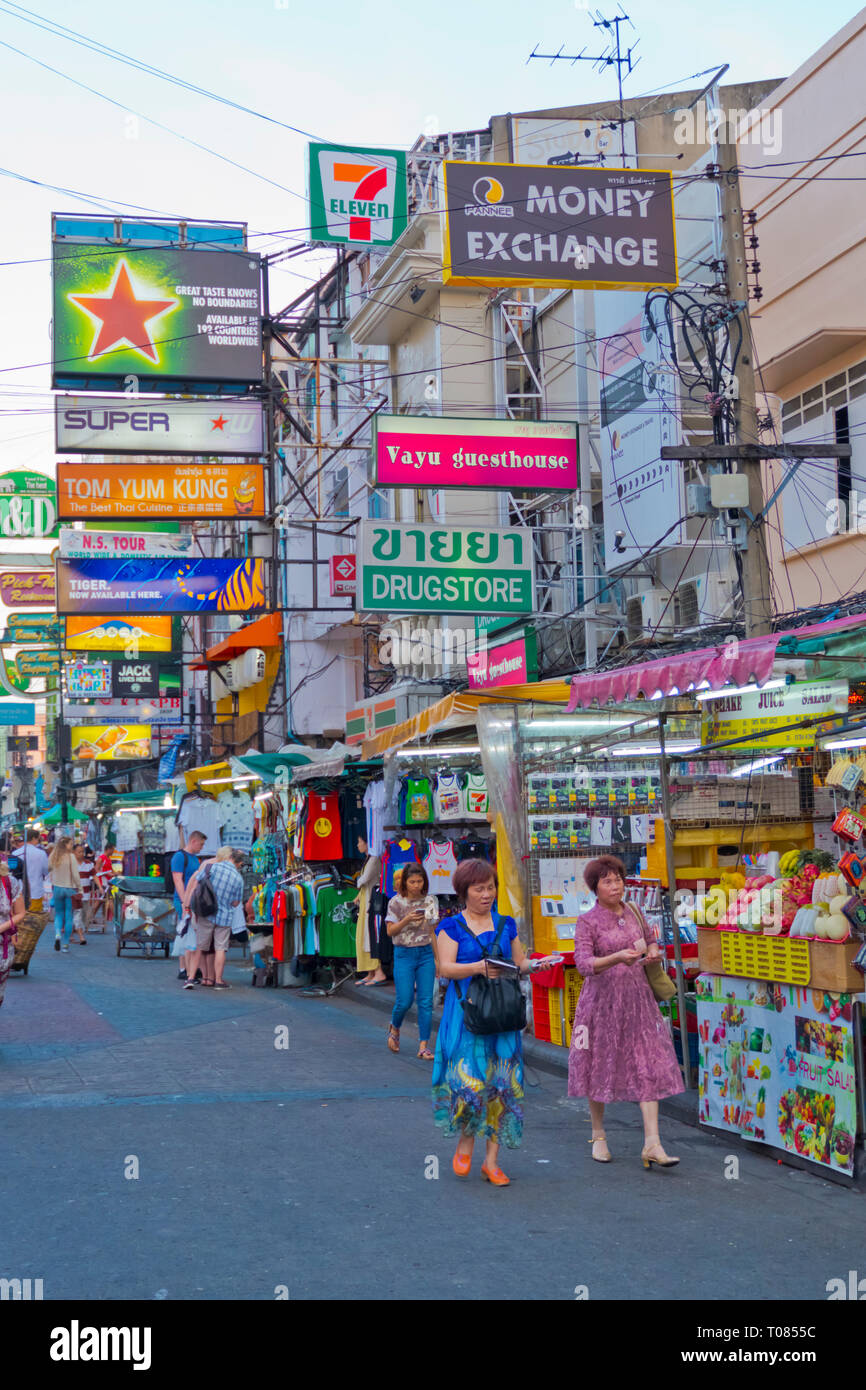 Khaosan Road, Banglamphu, Bangkok, Thailandia Foto Stock