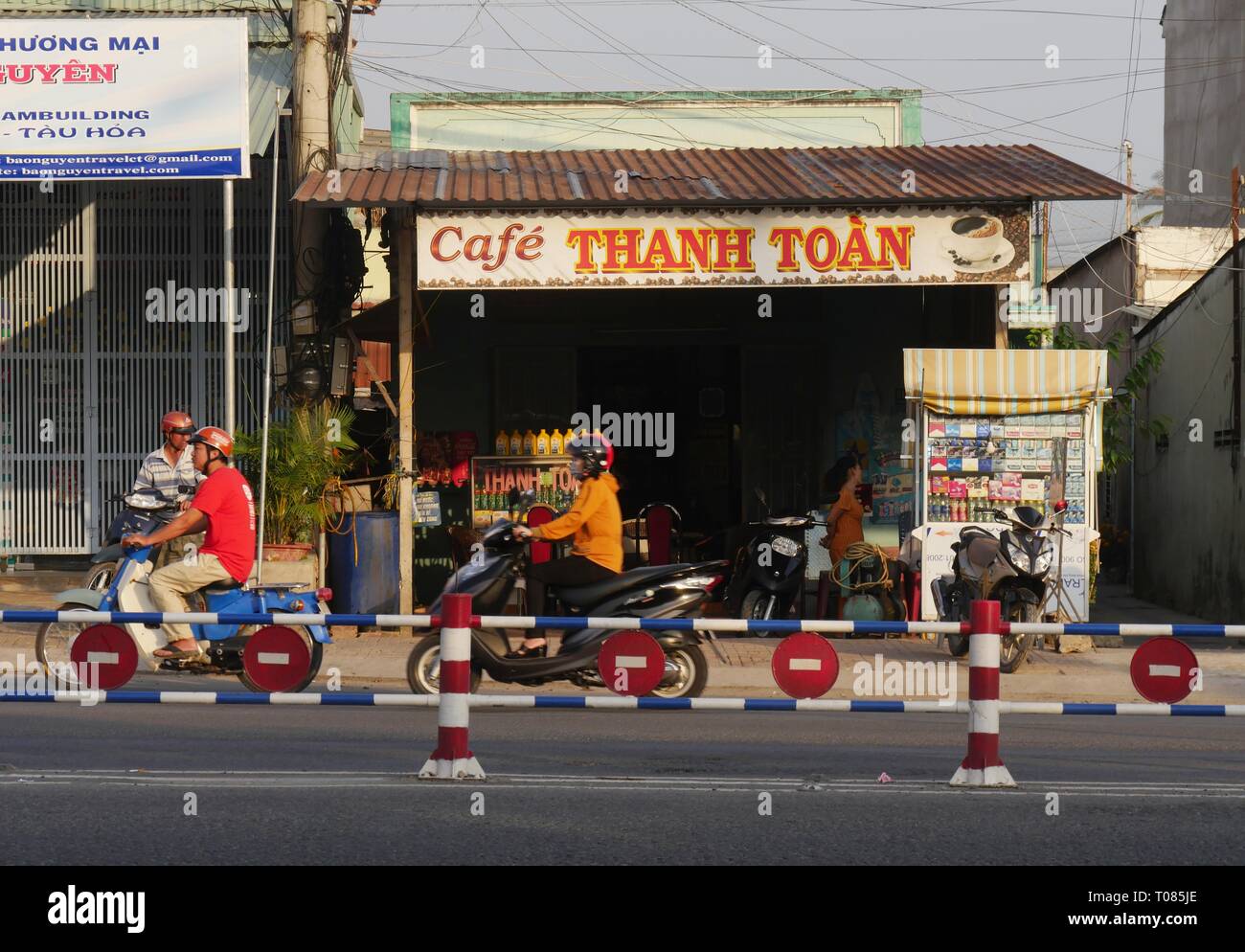 HO chi MIN CITY, VIETNAM--MARZO 2018: Le motociclette viaggiano sulle strade in una tipica mattinata a ho Chi Minh City. Foto Stock