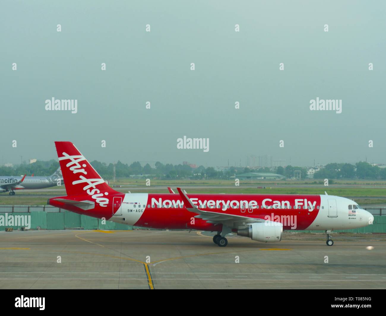 HO chi MIN CITY, VIETNAM--MARZO 2018: Un aereo Air Asia scivola nella pista dell'Aeroporto Internazionale Tan Son Nhat Foto Stock