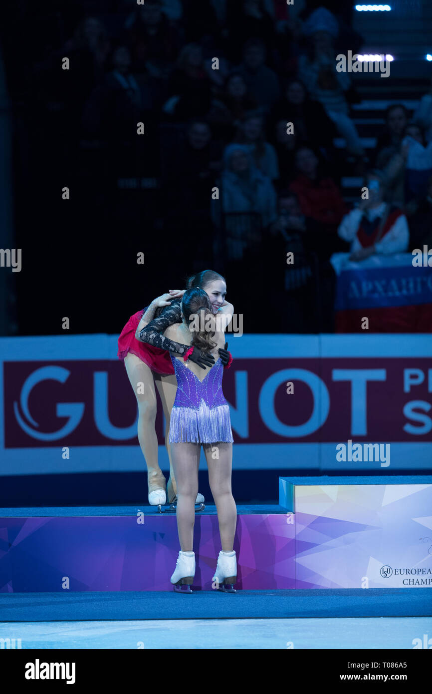 Alina Zagitova e Sofia Samodurova dalla Russia sul podio durante 2019 Europei di pattinaggio di figura i campionati Foto Stock