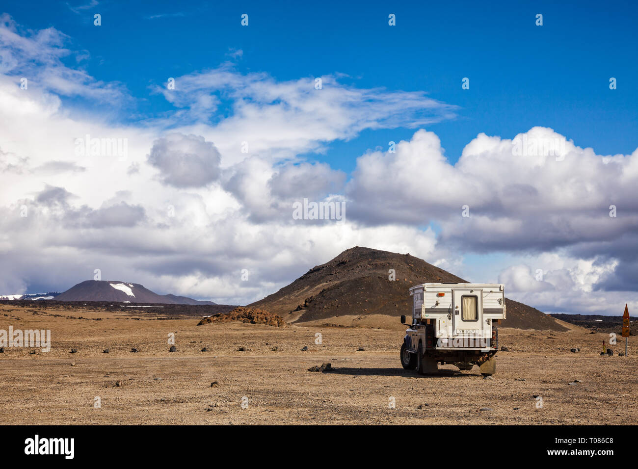 Dreki, Islanda - 29 Luglio 2015: 4x4 off road ATV con scomponibile di camper parcheggiato a campeggio vicino vulcano Askja Foto Stock