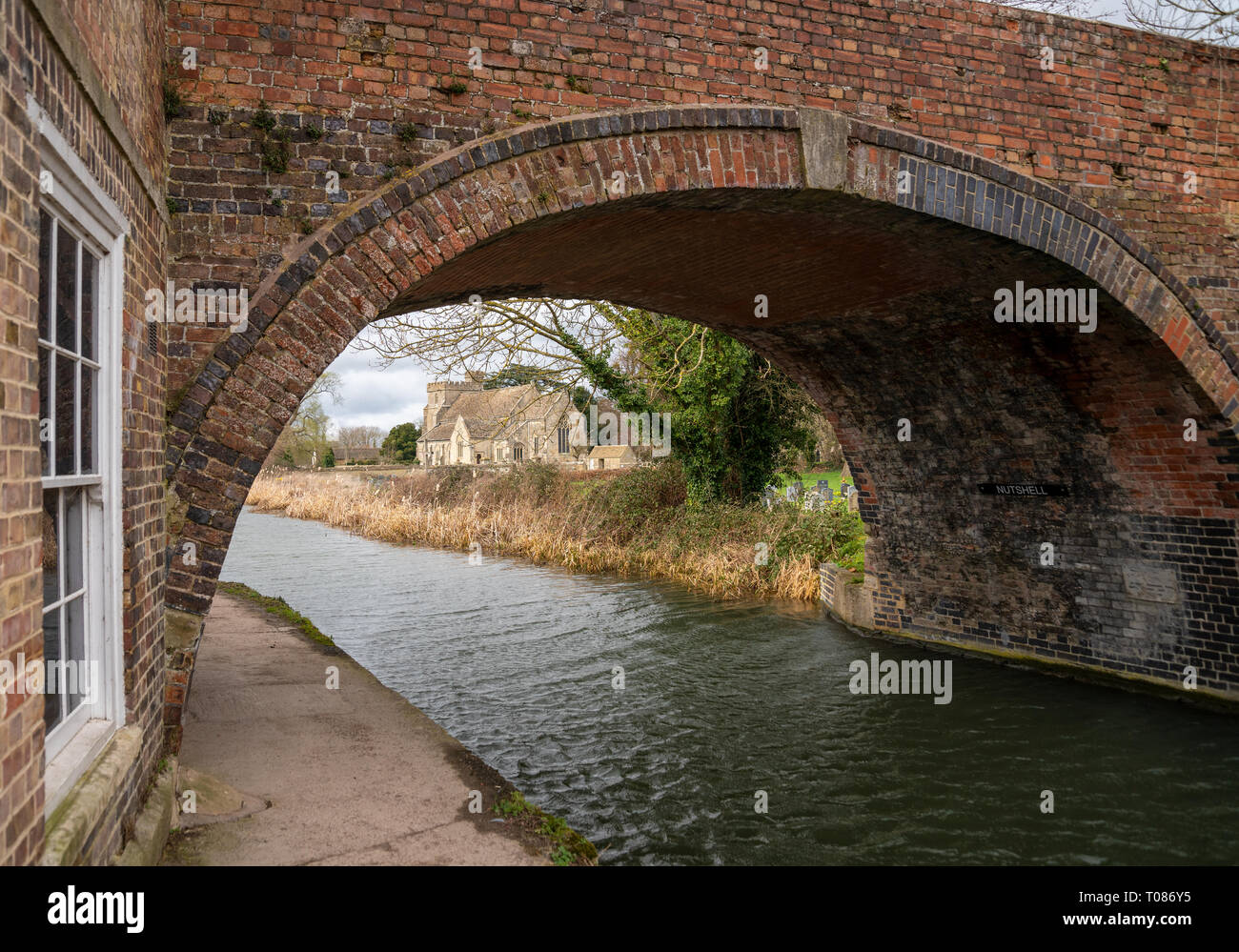 Una vista attraverso breve ponte di San Cyr la Chiesa Stonehouse. Sul restaurato Stroud acqua Navigazione, Regno Unito Foto Stock