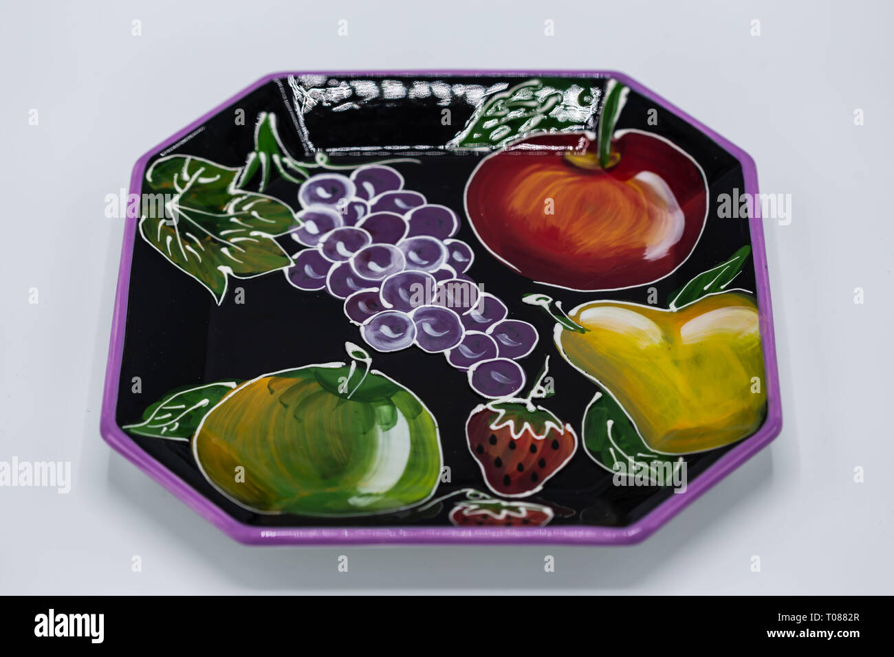 Una forma ottagonale sei pollici e un piatto di frutta in colori vari Foto Stock
