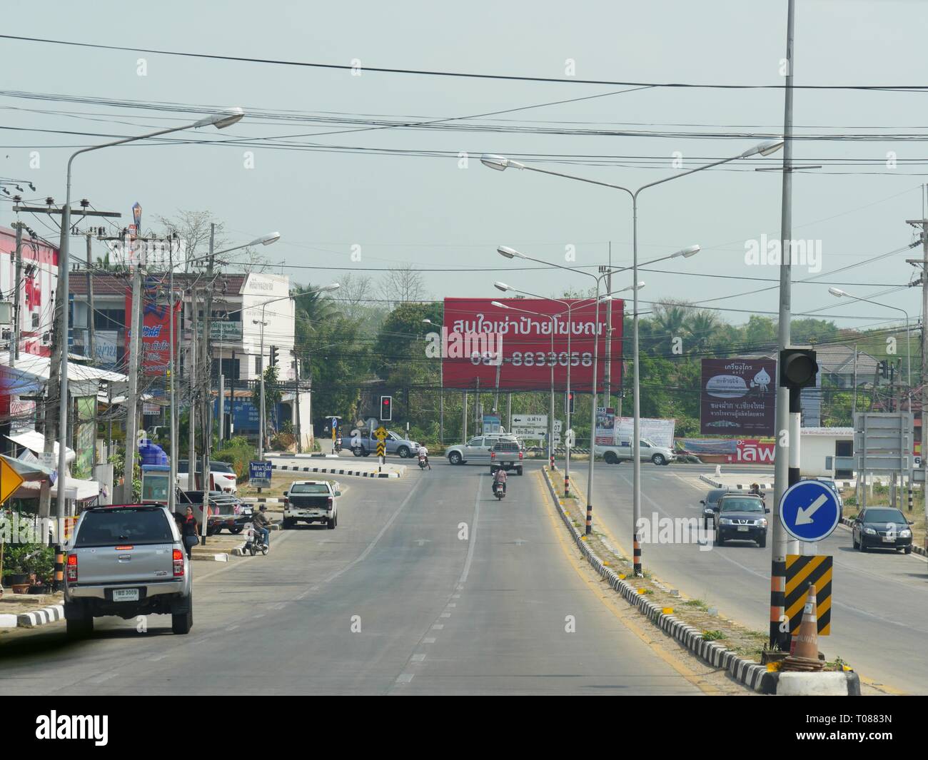 MAE TAENG, THAILANDIA--MARZO 2018: Traffico leggero a Mae Taeng con indicazioni stradali. Foto Stock