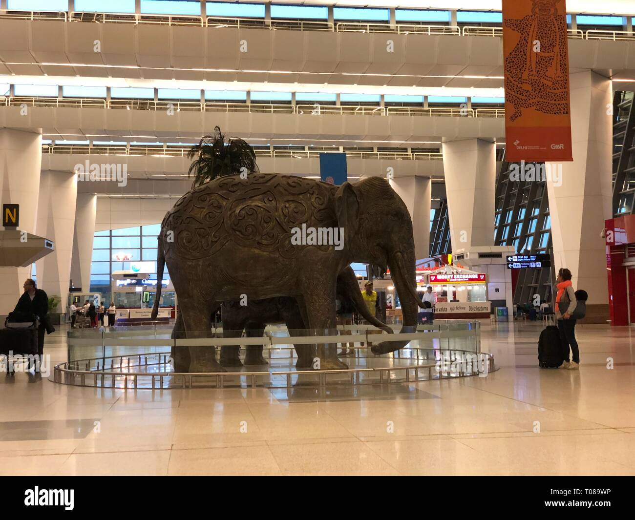 NEW DELHI, INDIA - MARZO 2018: Scultura gigante di elefanti all'Aeroporto Internazionale Indira Ghandi di New Delhi. Foto Stock