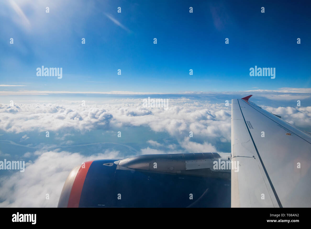 Skyscape visto dall aereo. Nuvole e motore aereo Foto Stock