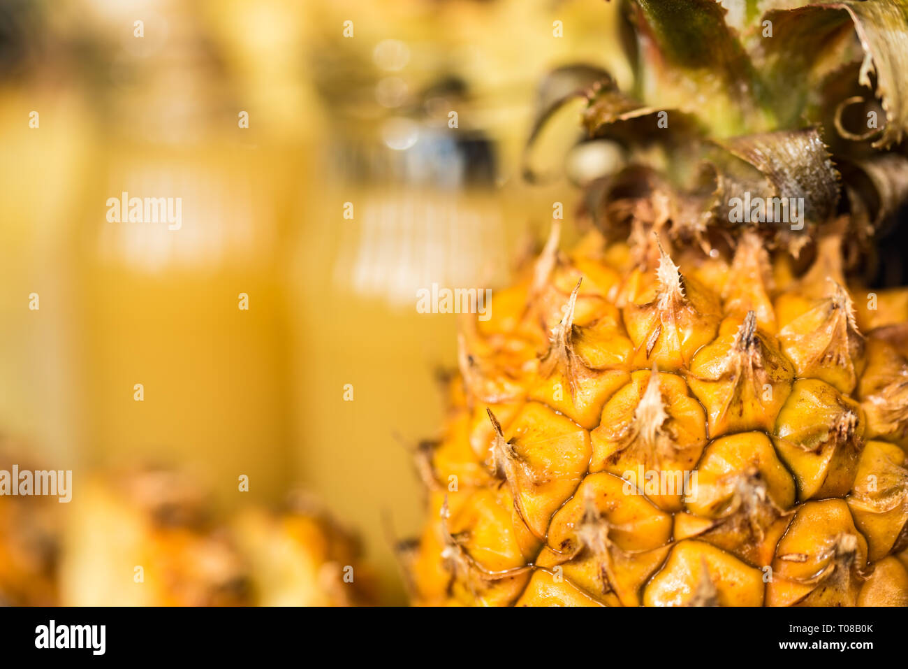 Succo di ananas e slice collocato su un tavolo di legno Foto Stock