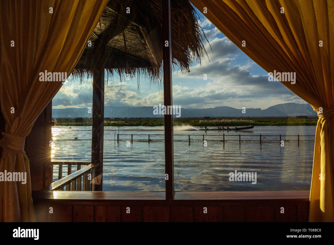Long Tail canoe whizzing veloce sul Lago Inle, Myanmar Foto Stock