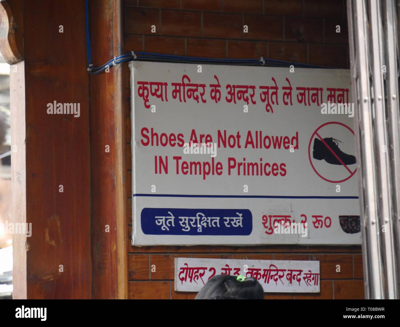 MANALI, HIMACHAL PRADESH, INDIA, 2018 MARZO: Cartello fuori dal tempio Vashisht che informa gli ospiti di togliere le scarpe. Foto Stock