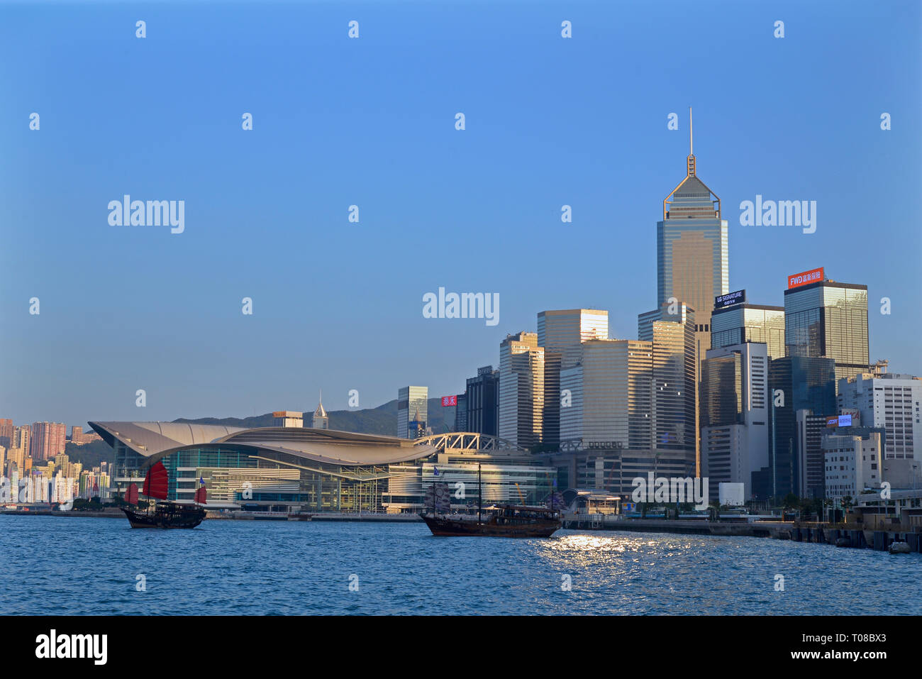 Barca di posta indesiderata in Hong Kong Victoria Harbour Foto Stock