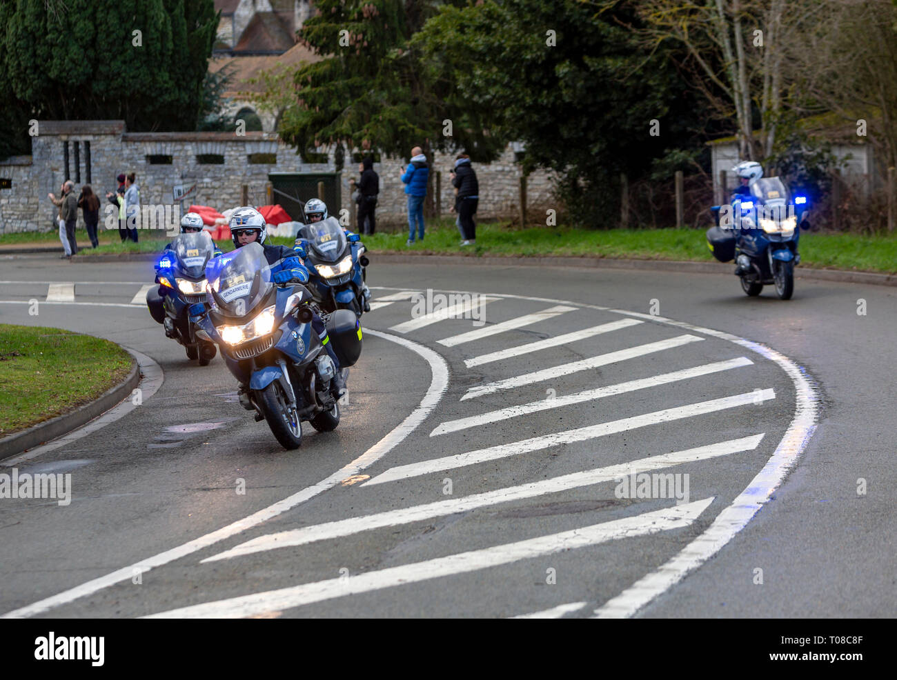 Beulle, Francia - 10 Marzo 2019: un gruppo di motociclisti di polizia guida, prima dell'apparizione del peloton, a Cote de Beulle durante la fase 1 di Paris-Ni Foto Stock