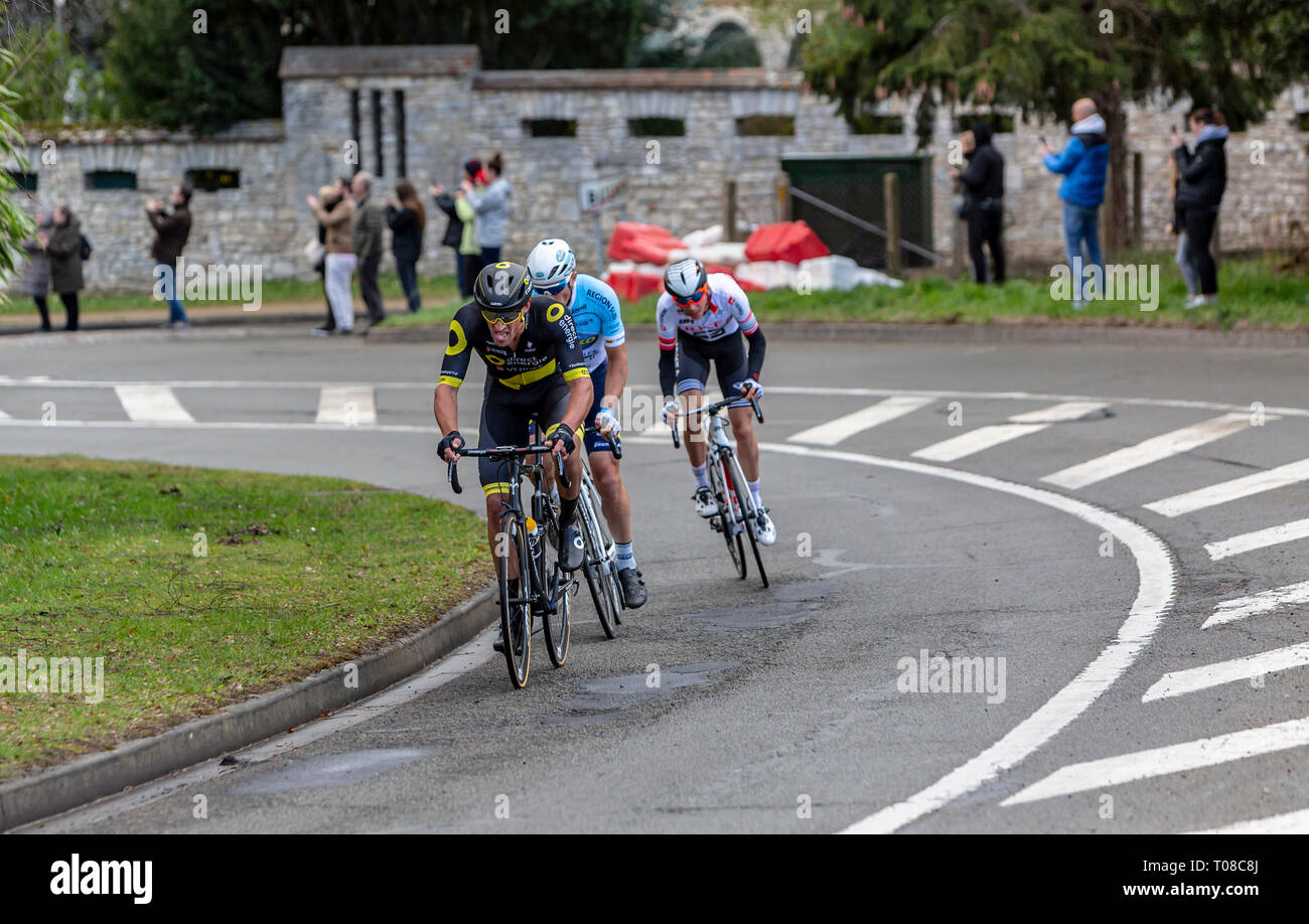 Beulle, Francia - 10 Marzo 2019: La breakaway (Damien Gaudin di Direct Energie ,Evaldas Siskevicius di Delko-Marseille Provence, Warren Barguil di Ar Foto Stock