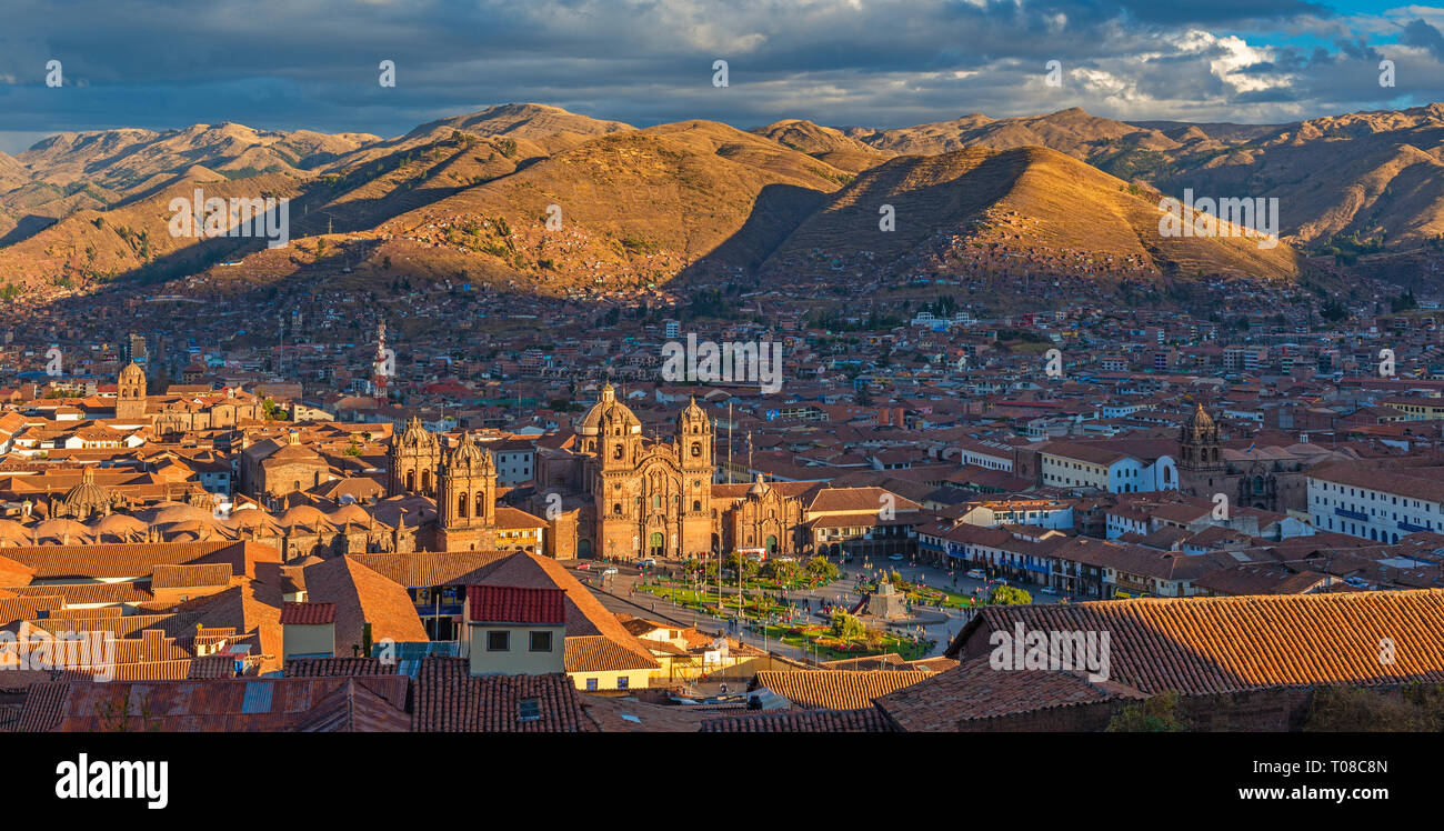 Panorama della città di Cusco al tramonto con Plaza de Armas piazza principale, Cattedrale e chiese, Perù. Foto Stock