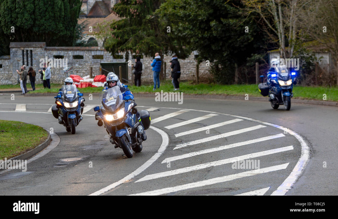 Beulle, Francia - 10 Marzo 2019: un gruppo di motociclisti di polizia guida, prima dell'apparizione del peloton, a Cote de Beulle durante la fase 1 di Paris-Ni Foto Stock