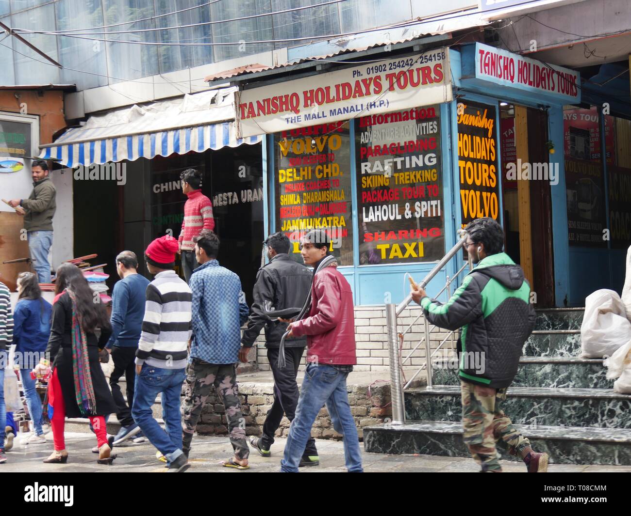 MANALI, HIMACHAL PRADESH—2018 MARZO: I turisti camminano fuori dalle bancarelle degli affari a Manali, Himachal Pradesh. Foto Stock