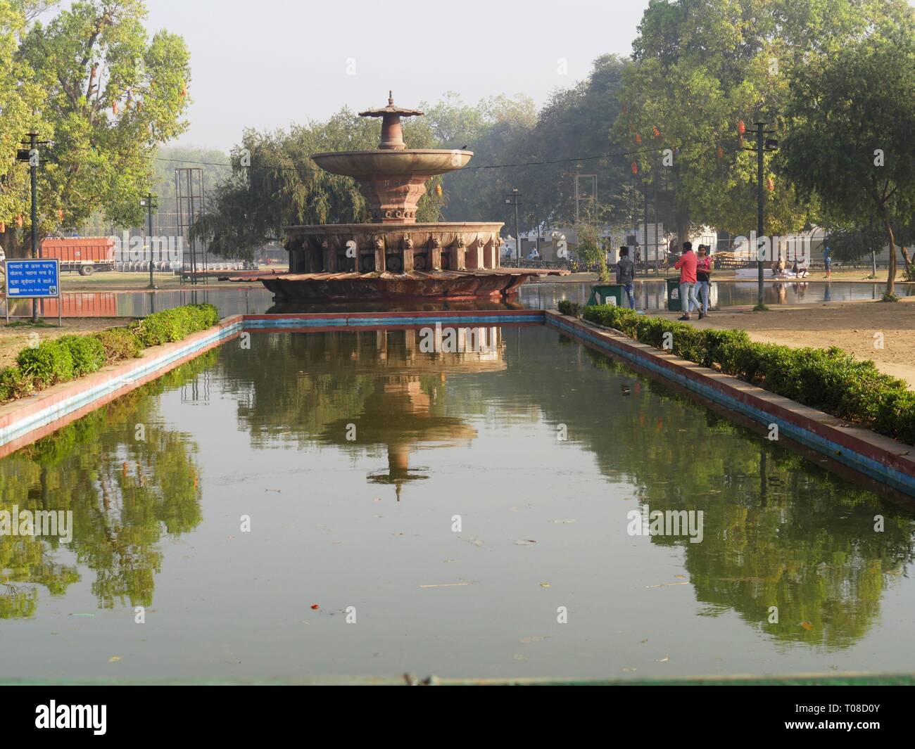 NEW DELHI, INDIA--MARZO 2018: Ampio colpo dello stagno con la gente che si macina intorno al parco accanto al cancello dell'India a Nuova Delhi. Foto Stock