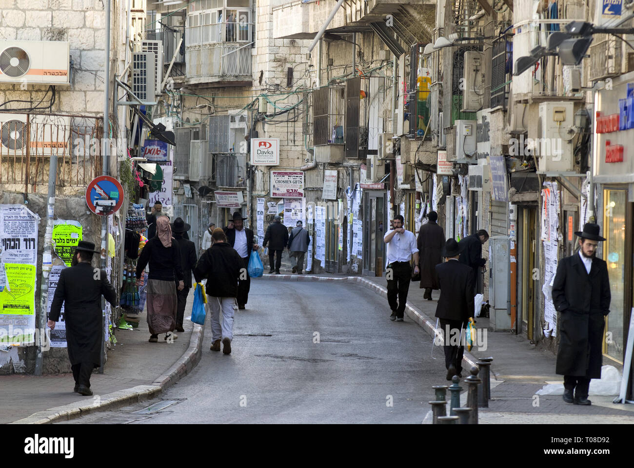 La gente per strada in ebreo ortodosso distretto di Gerusalemme, Israele Foto Stock