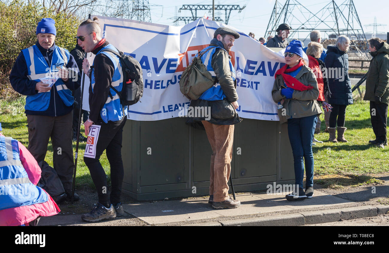 Hartlepool, Regno Unito. Il 17 marzo 2019. Brexit i sostenitori sulla seconda gamba del marzo di lasciare a piedi da Hartlepool a Middlesbrough. Foto Stock