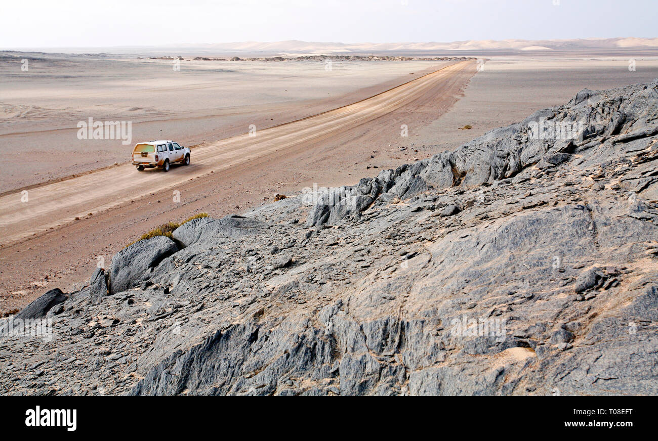 Africa, Namibia, Skeleton Coast. La strada per nulla, l'unica strada per centinaia di miglia attraverso la desolata regione più settentrionale del Kalahari. Foto Stock