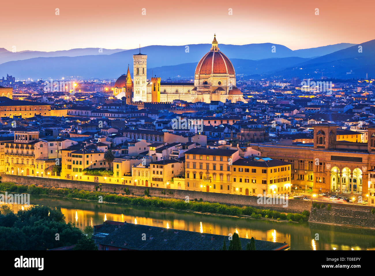 Colorate sui tetti di Firenze e la vista del Duomo al tramonto, Regione Toscana Italia Foto Stock