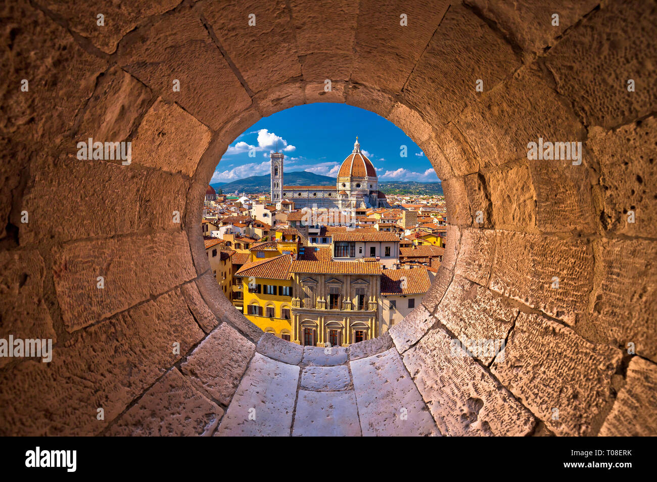 Il Duomo di Firenze di Santa Maria del Fiore o Duomo trhrough Visualizza finestra di pietra, Regione Toscana Italia Foto Stock