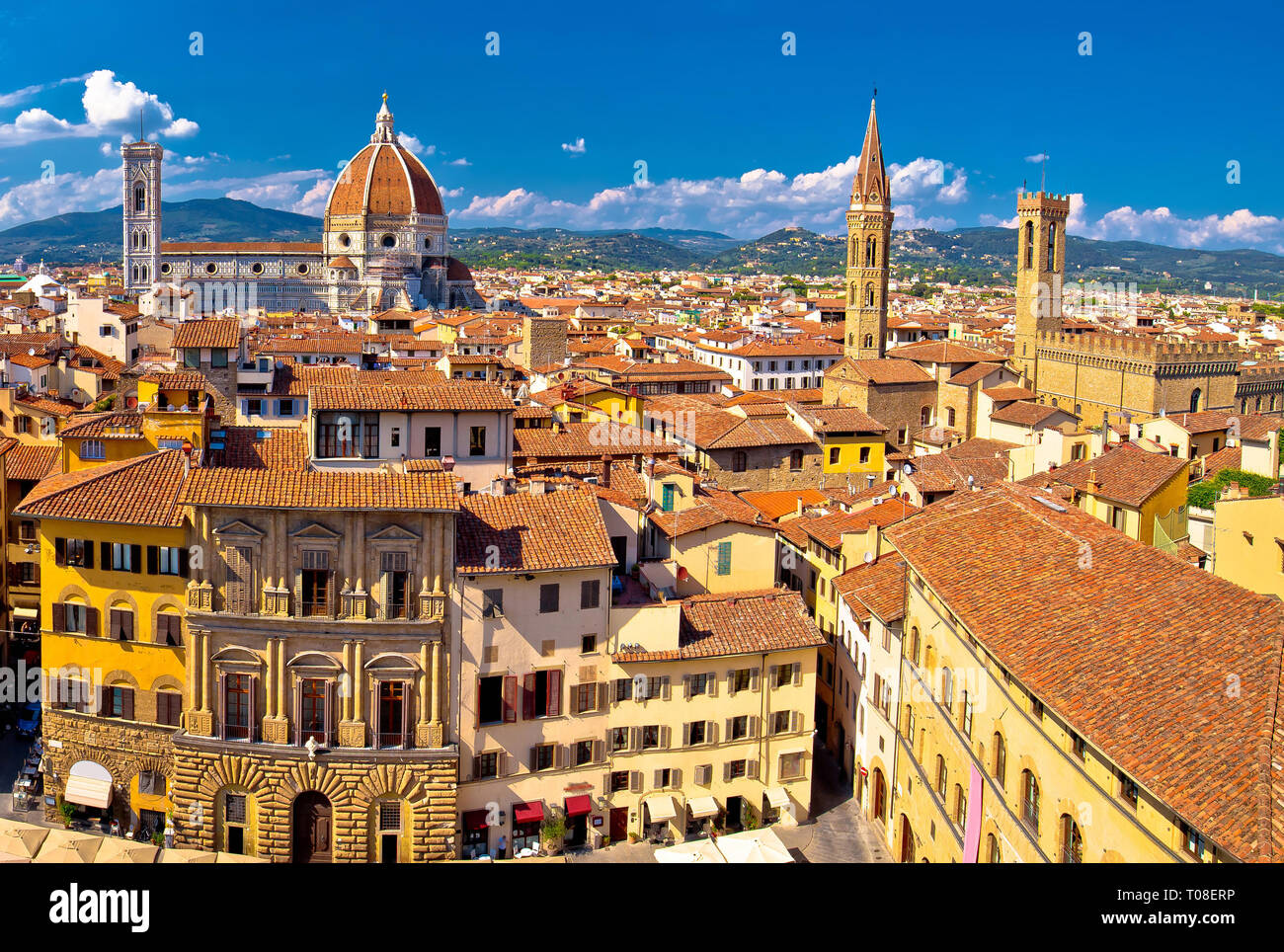Piazza Firenze e la cattedrale di Santa Maria del Fiore o Duomo view, Regione Toscana Italia Foto Stock