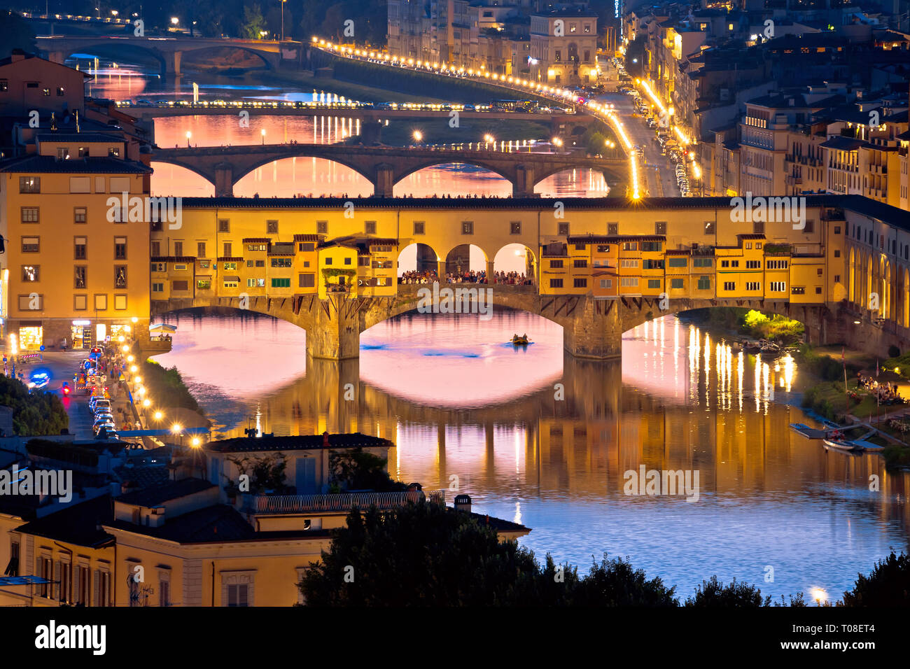 Paesaggio urbano di Firenze e dal fiume Arno ponti vista al tramonto, Ponte Vecchio, Regione Toscana Italia Foto Stock