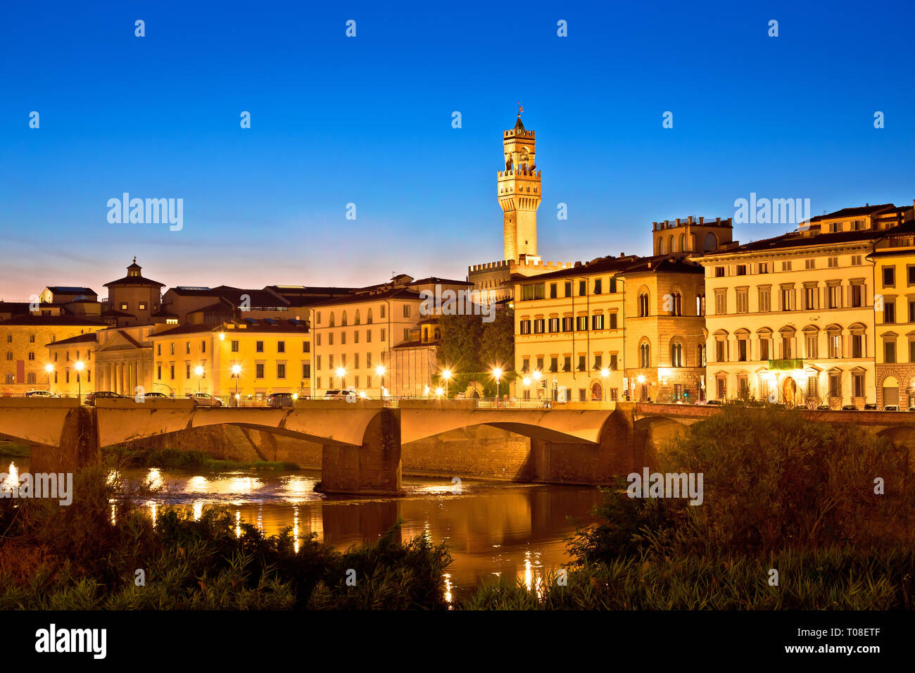 Fiume Arno waterfront e monumenti di Firenze vista serale, Regione Toscana Italia Foto Stock