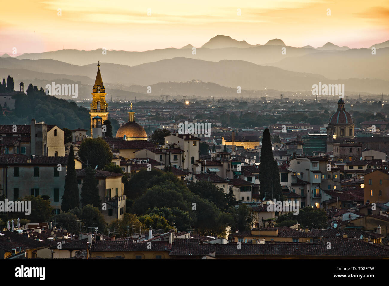 Firenze torri e tetti vista al tramonto spettacolare, famosa meta turistica nella regione Toscana od Italia Foto Stock