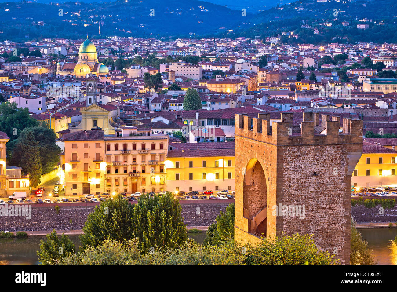 Sui tetti di Firenze e la torre di San Niccolò vista serale, punti di riferimento della regione Toscana, Italia Foto Stock