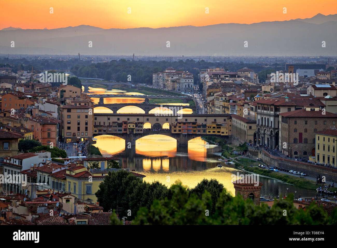 Paesaggio urbano di Firenze e dal fiume Arno ponti vista al tramonto, Ponte Vecchio, Regione Toscana Italia Foto Stock