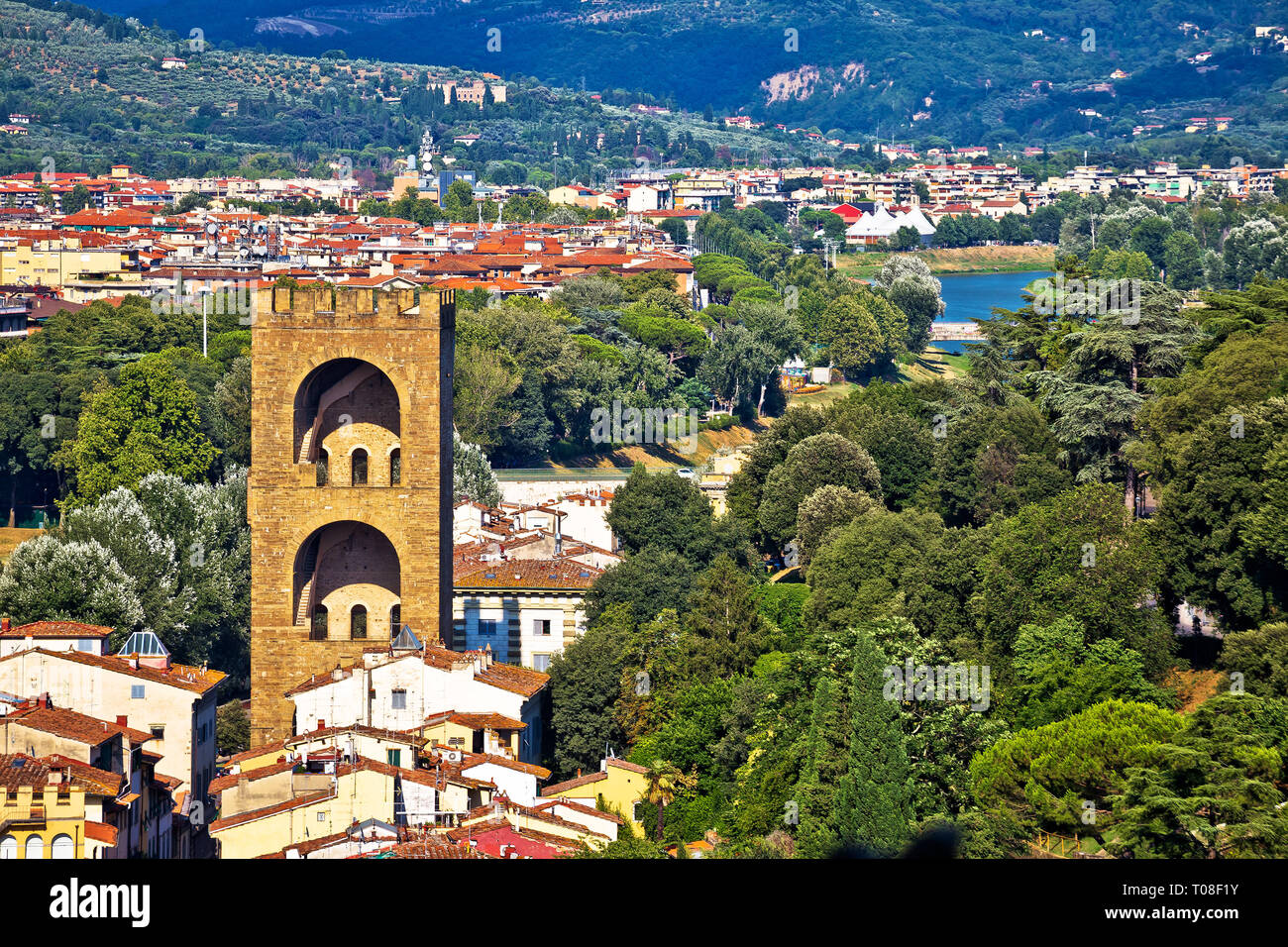 Firenze la torre di San Niccolò e il fiume Arno verde vista fronte mare, Regione Toscana, Italia Foto Stock