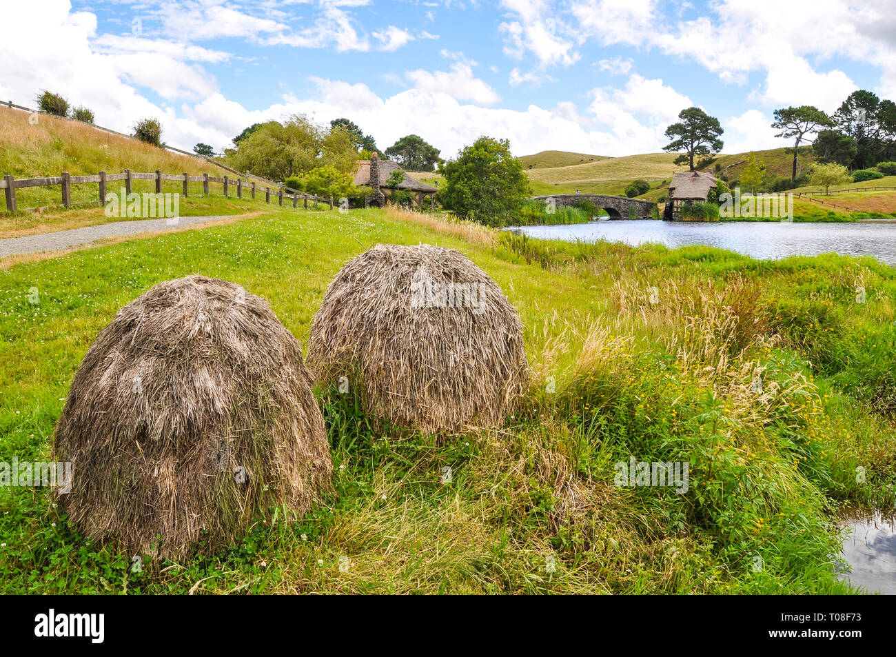 Hobbiton Movie set - Location per il Signore degli Anelli e Lo Hobbit film. Estremità del sacchetto lago, mulino. attrazione turistica nella regione di Waikato in Nuova Zelanda Foto Stock