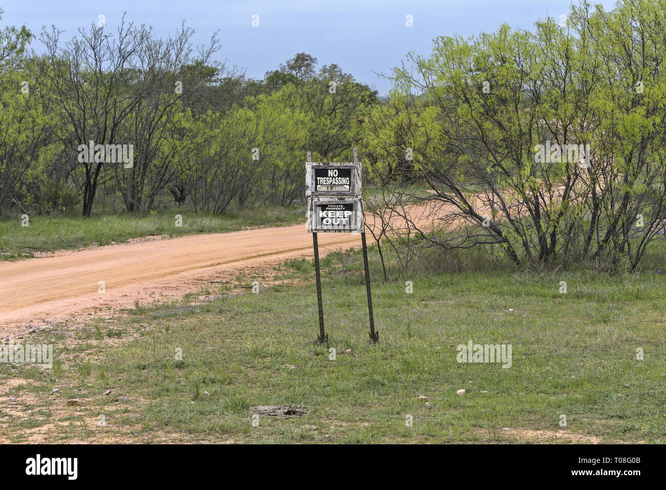 Nessun trespassing, proprietà privata, tenere fuori segno nella zona rurale Texas USA Foto Stock