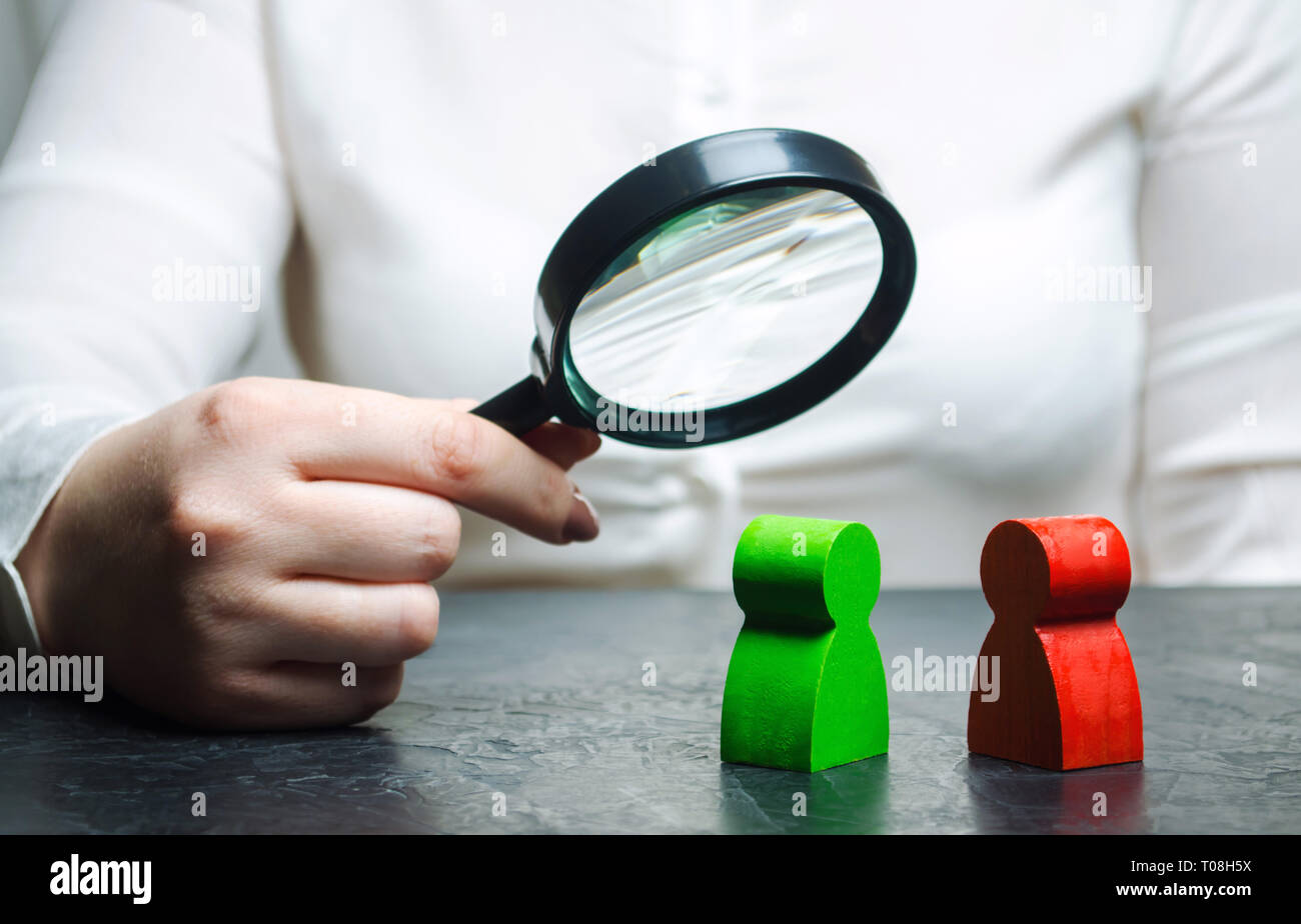 La donna arbitro esamina la situazione di conflitto tra le persone. Conflitto di interesse. La risoluzione e la levigatura delle controversie. Ricerca di soluzioni e Foto Stock