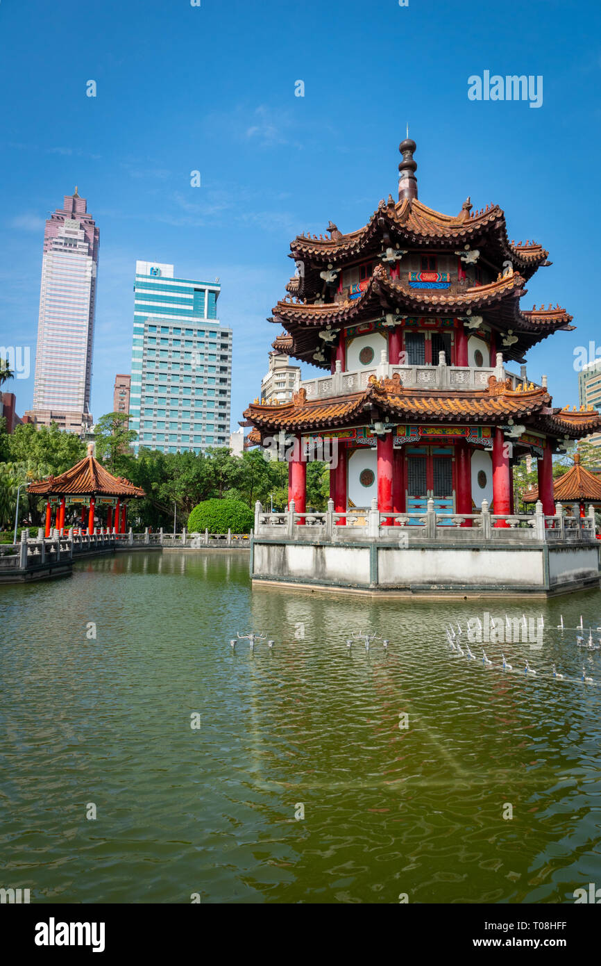 Taipei, Taiwan - Marzo 2019: 228 Memorial Park City View con la pagoda cinese. 228 Memorial Park è situato nella zona centrale di Taipei Foto Stock