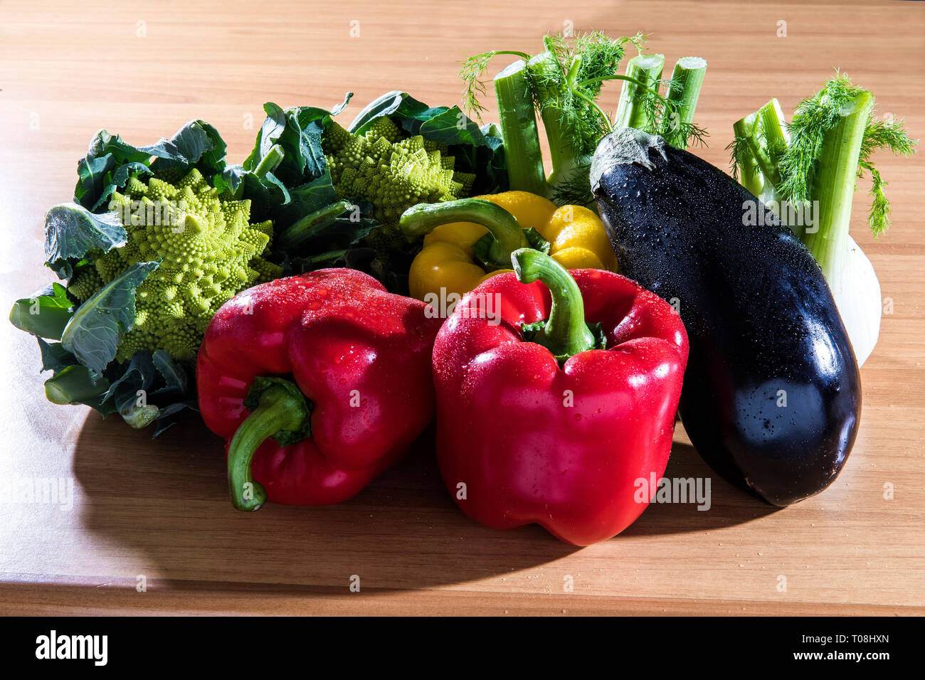 Composizione con verdure fresche Foto Stock