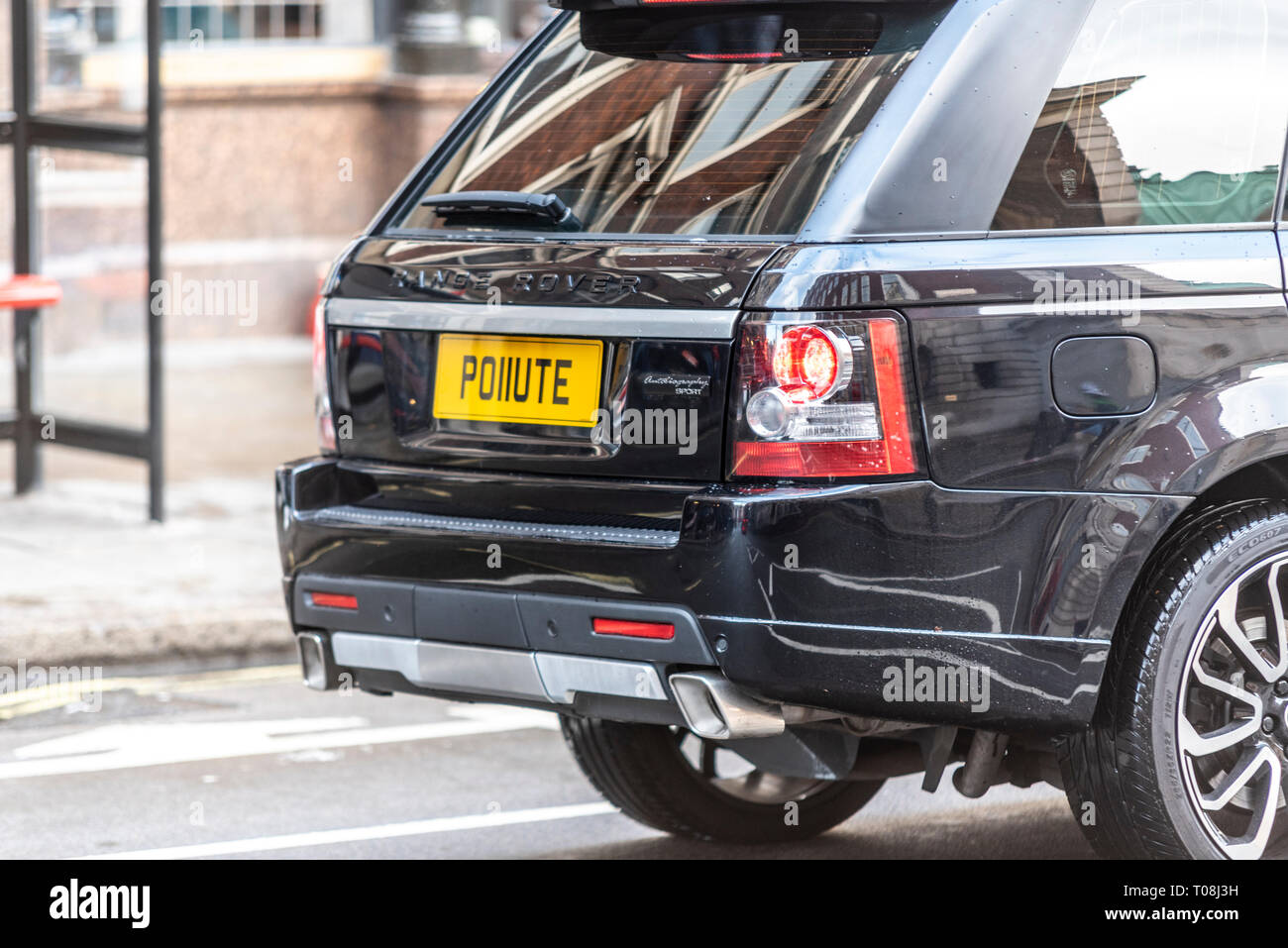 Inquinare, un Range Rover Auto con numero di registrazione PO11UTE distanziati per apparire come la parola inquinare. Traffico di Londra dell'inquinamento. Le emissioni. Il clima Foto Stock