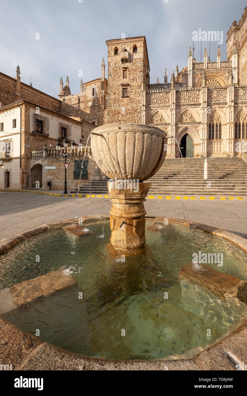 Vista principale del monastero reale di Guadalupe con la fontana della piazza in primo piano, Caceres, Estremadura, Spagna Foto Stock